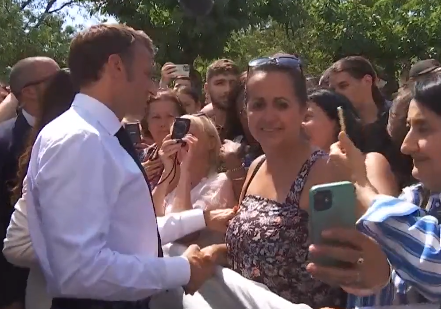 Macron : «Je fais le tour du Vieux-Port avec vous, je suis sûr qu’il y a 10 offres d’emploi»