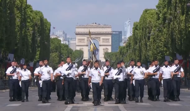 Défilé du 14 Juillet : Macron hué par la foule, applaudi selon la presse