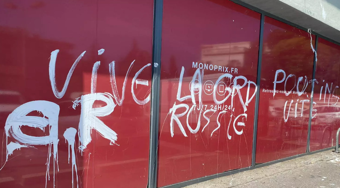 Des inscriptions pro-Poutine et pro-Russie taguées sur un supermarché de Nice