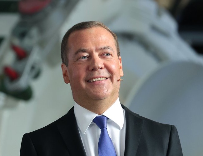 Dmitri Medvedev : «Nos guerriers empêchent le feu nucléaire mondial de s’embraser»