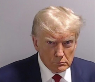 La photo d’identité criminelle de Donald Trump devient une arme politique redoutable