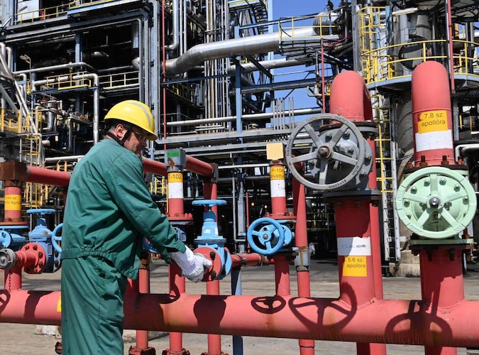 Arabie saoudite et Russie continueront de réduire leur production de pétrole jusqu’à fin 2023