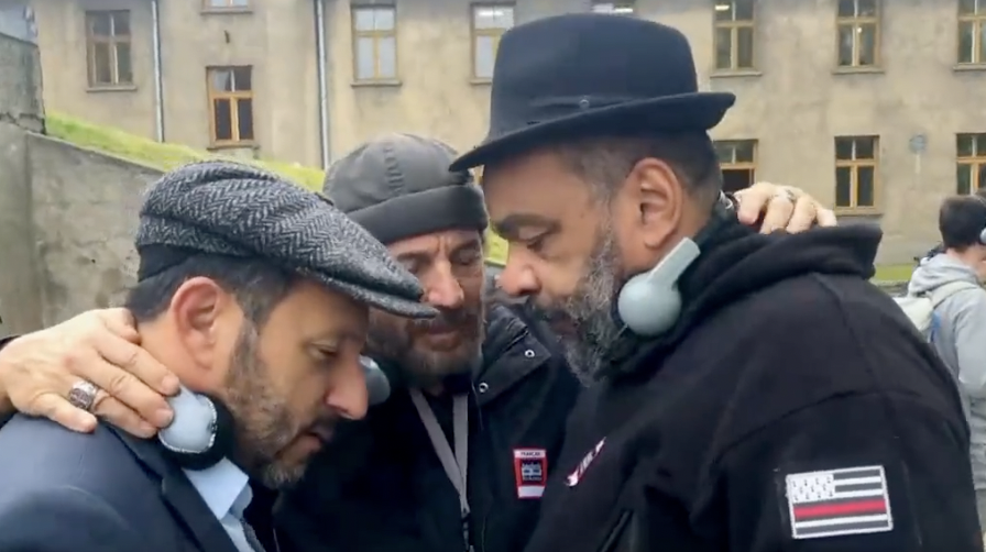 Dieudonné à Auschwitz avec le chapeau de Robert Faurisson !