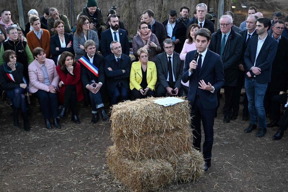 Attal dans la paille : histoire d’une mise en scène