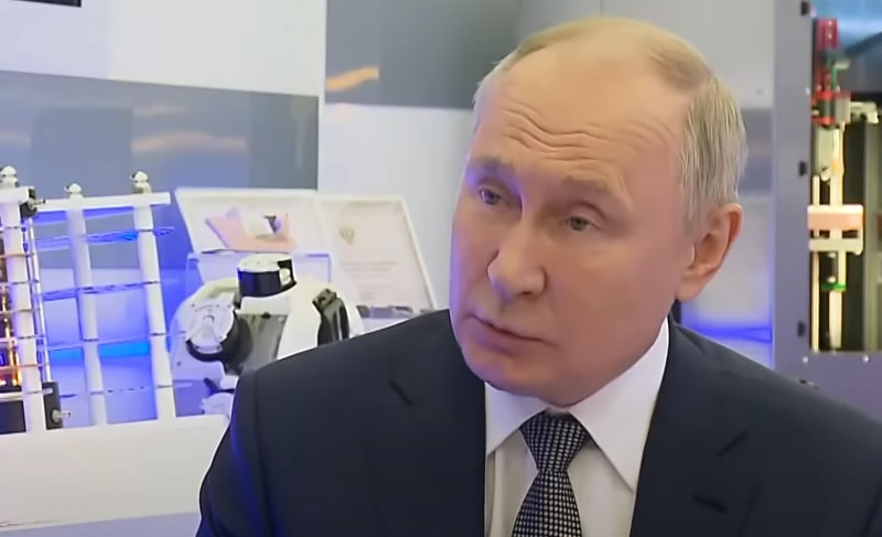 Le président Poutine revient sur l’interview avec Tucker Carlson lors du forum sur les technologies