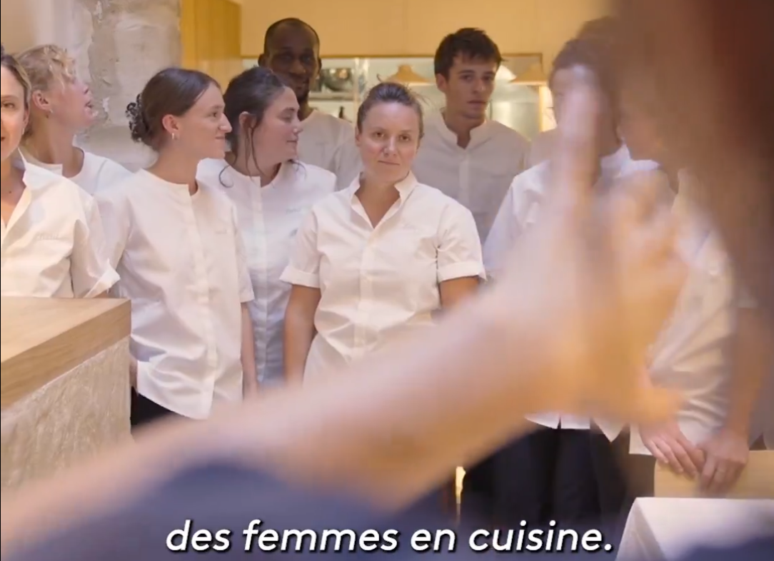 Les femmes à la cuisine et le match Sardine-Sardou
