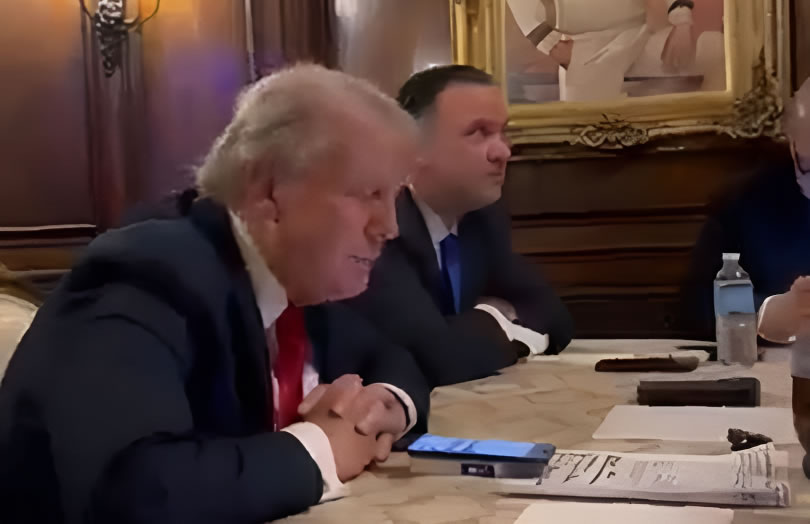Elon Musk s’entretient avec Donald Trump Elon Musk s’entretient avec Donald Trump