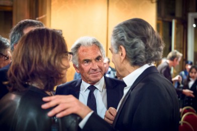 Quand BHL pose la main sur l'épaule de quelqu'un, ce dernier peut se sentir en sécurité. Il s'agit ici du père de Raphaël Enthoven, celui qui s'invite dans toutes les émissions du PAF pour menacer ceux qui ont caricaturer son fils avec une étoile jaune. On espère juste que c'est pas encore un coup des services pro-israéliens... Quand BHL pose la main sur l'épaule de quelqu'un, ce dernier peut se sentir en sécurité. Il s'agit ici du père de Raphaël Enthoven, celui qui s'invite dans toutes les émissions du PAF pour menacer ceux qui ont caricaturer son fils avec une étoile jaune. On espère juste que c'est pas encore un coup des services pro-israéliens...