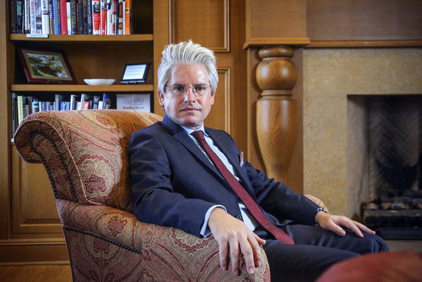 David Brock est considéré comme l'un des maîtres de l'agit-prop (agitation & propagande) du 21ème siècle. Personnalité sans scrupule, il peut défendre une cause aussi bien que la détruire, selon les besoins de son employeur. Il est à la tête d'un empire de la manipulation de masse. David Brock est considéré comme l'un des maîtres de l'agit-prop (agitation & propagande) du 21ème siècle. Personnalité sans scrupule, il peut défendre une cause aussi bien que la détruire, selon les besoins de son employeur. Il est à la tête d'un empire de la manipulation de masse.
