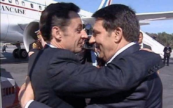 Avant de monter dans son avion, le dictateur est fouillé par les autorités Avant de monter dans son avion, le dictateur est fouillé par les autorités