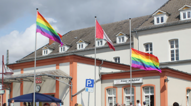 L’horreur en Allemagne : une croix gammée à la place du drapeau LGBT