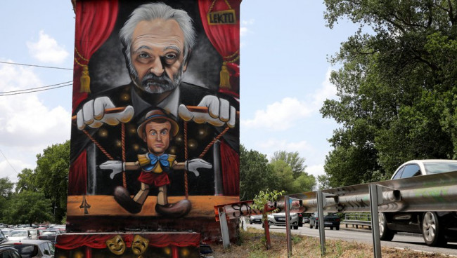 Avignon : une fresque représentant Jacques Attali et Emmanuel Macron jugée « antisémite » !