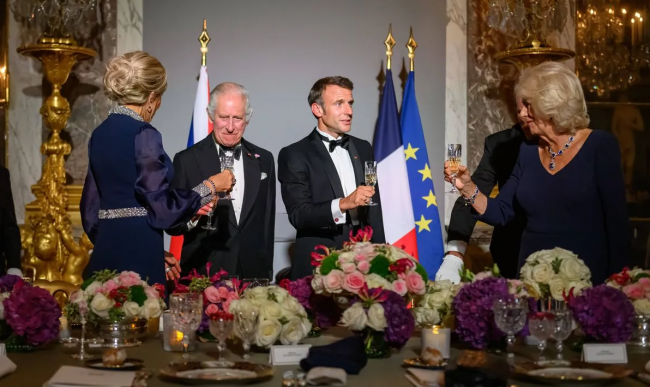 Quand Charles III serre une grosse louche à Brigitte Macron