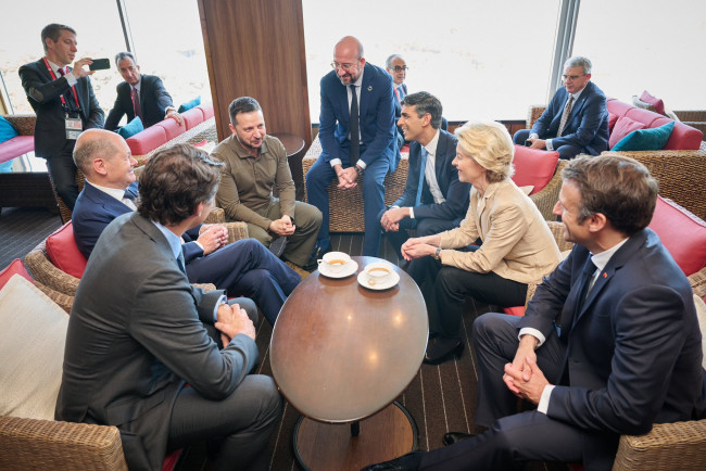 Zelensky dans un avion français : la grossière justification de Macron Zelensky dans un avion français : la grossière justification de Macron